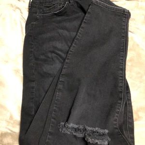Forever 21 black distressed skinny Jean